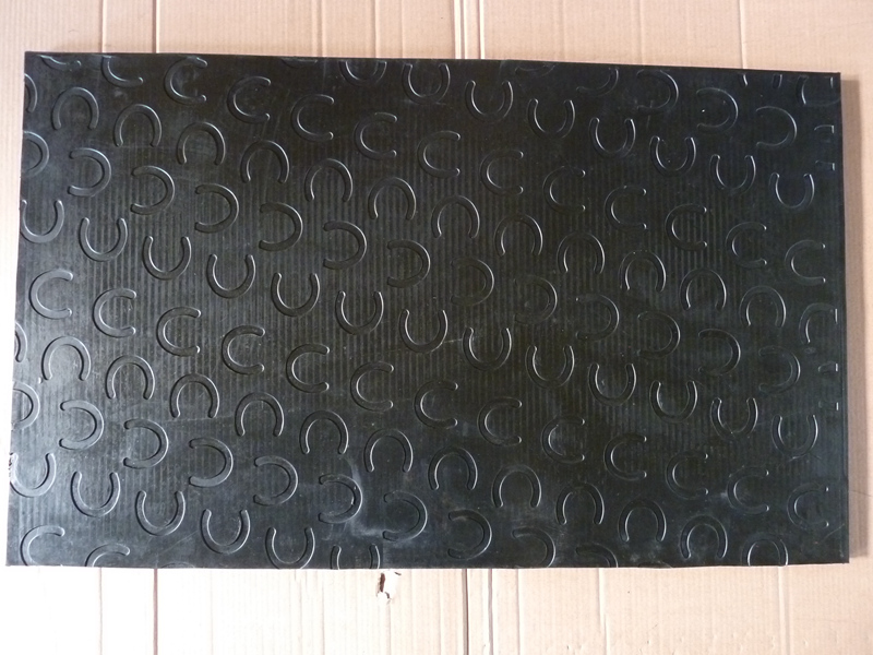 字母“C”怪异设计畜牧垫